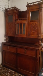 Старинный антикварный кухонный шкаф.